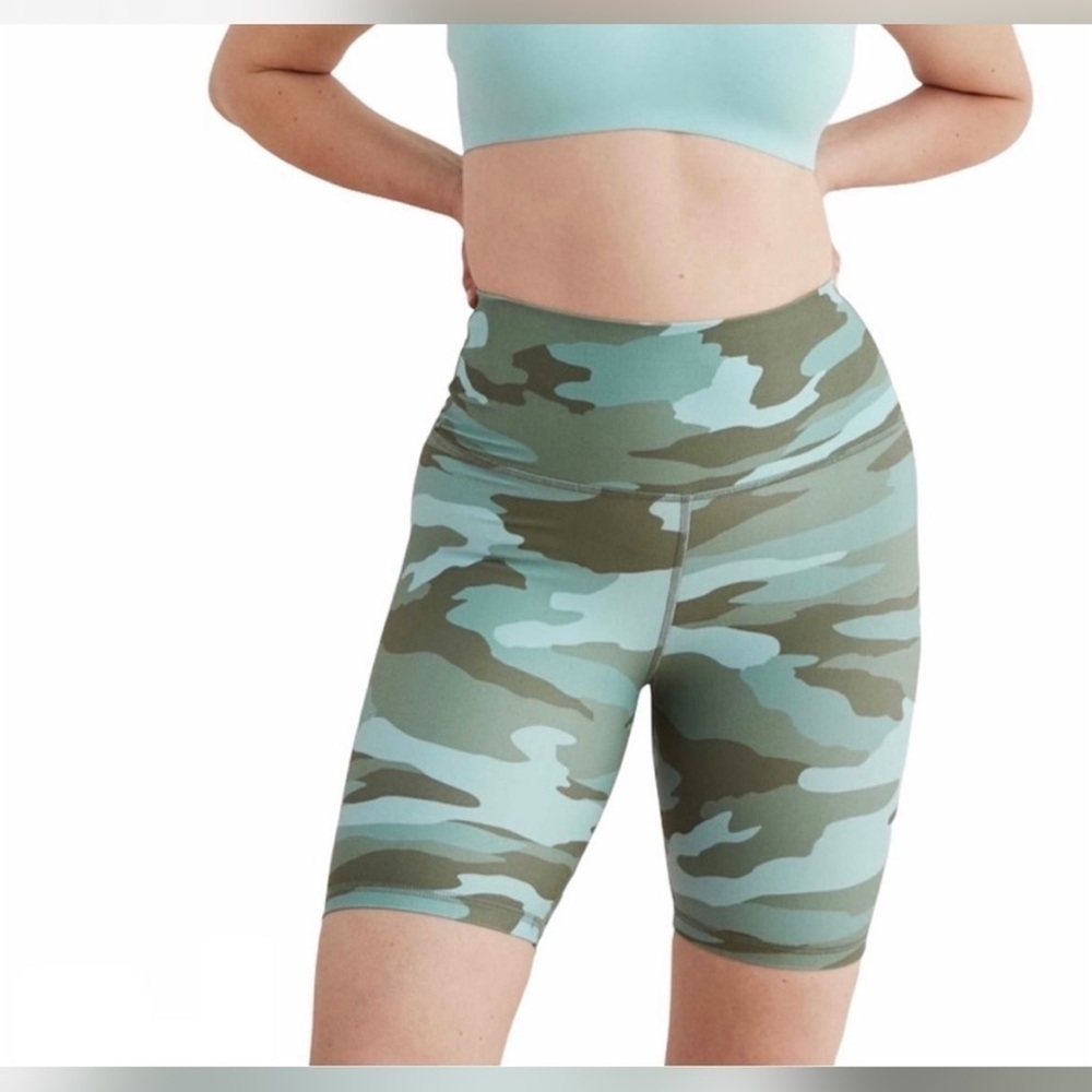 OFFLINE By Aerie Real Me Xtra Hold Up! 7" Camo Bike Short Size Small